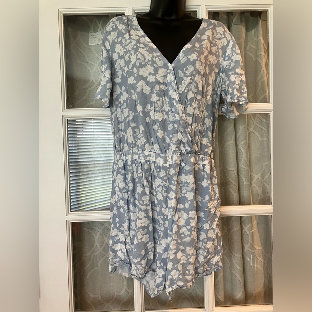 Anthropologie Cloth & Stone Size M Floral Wrap Flowy Romper in Blue and White